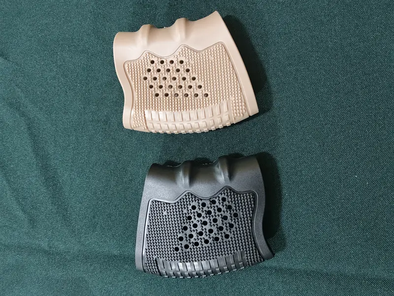 Funda de goma beige y negra para empuñadura