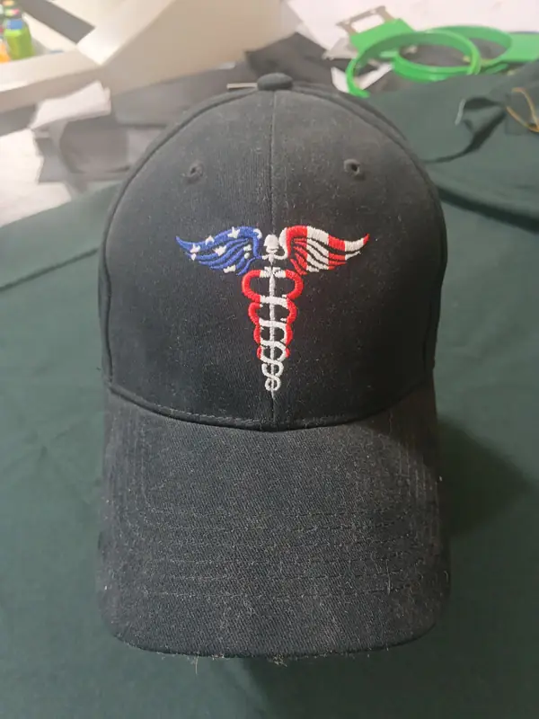 Gorra negra símbolo médico bandera USA